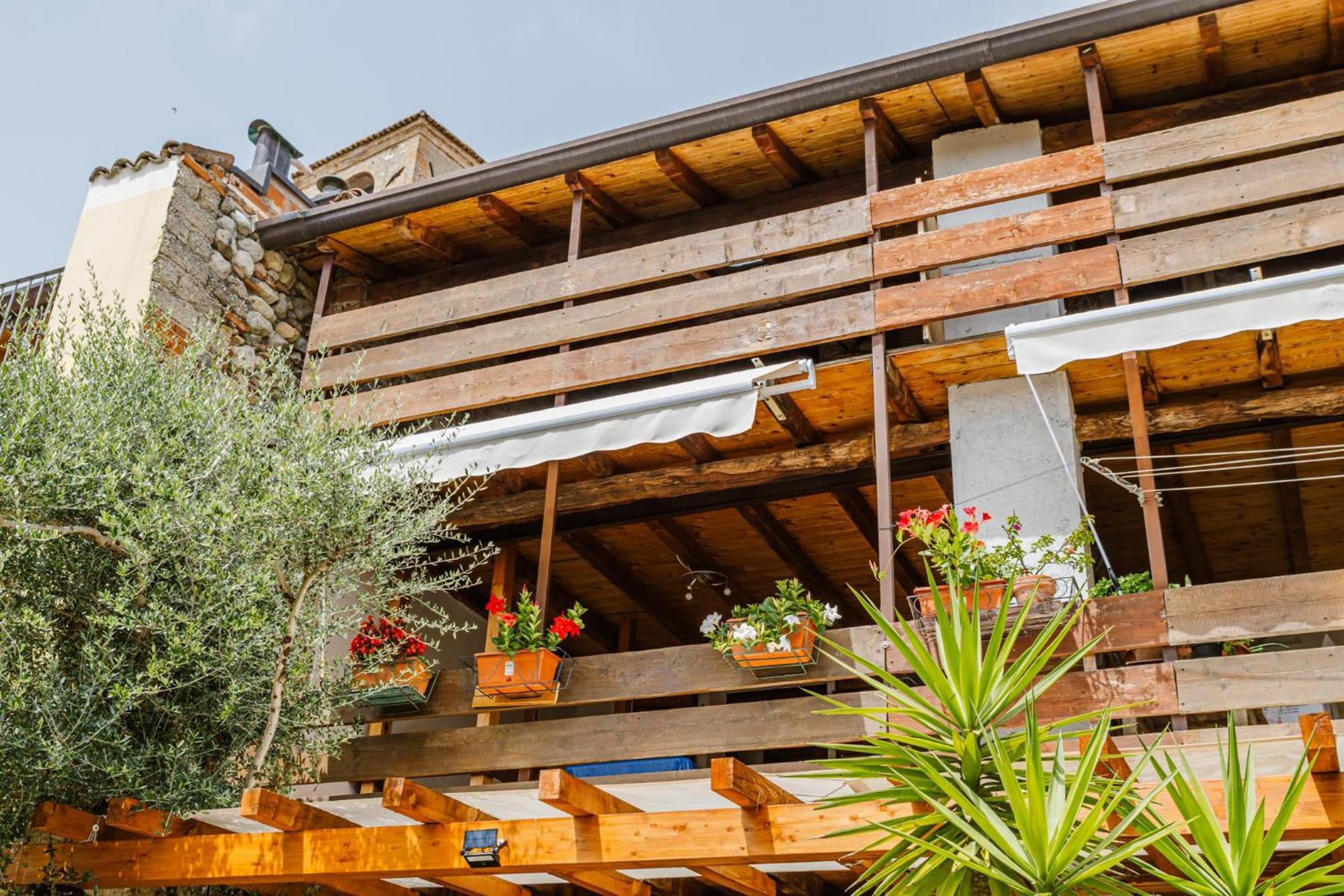 Cozy Castello Apartment มาแนร์บา เดล การ์ดา ภายนอก รูปภาพ
