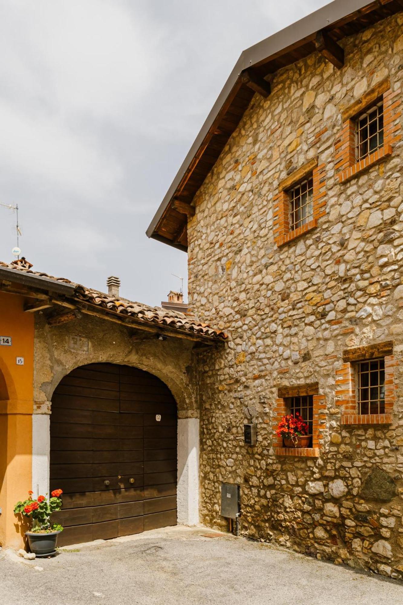 Cozy Castello Apartment มาแนร์บา เดล การ์ดา ภายนอก รูปภาพ