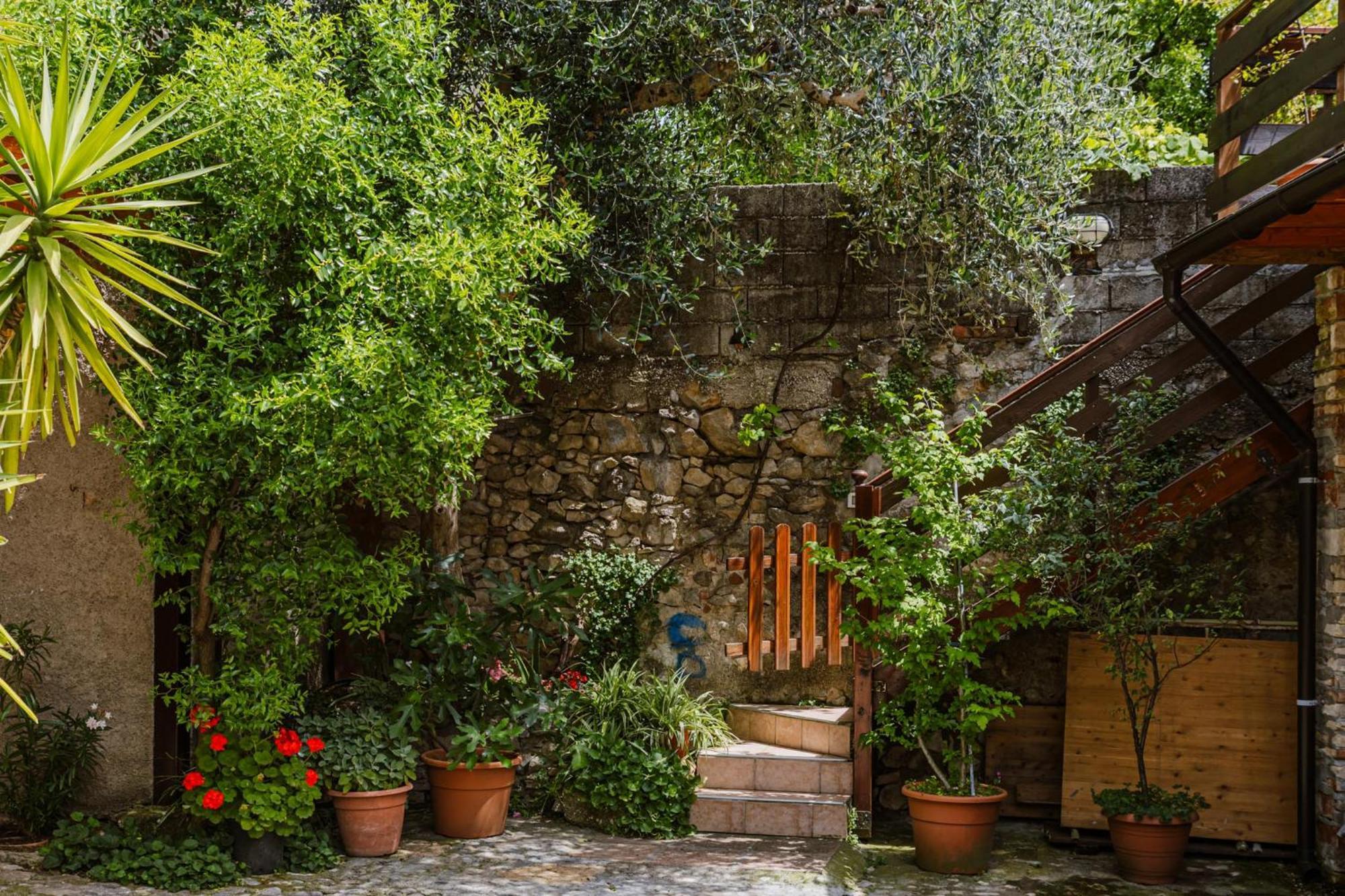Cozy Castello Apartment มาแนร์บา เดล การ์ดา ภายนอก รูปภาพ